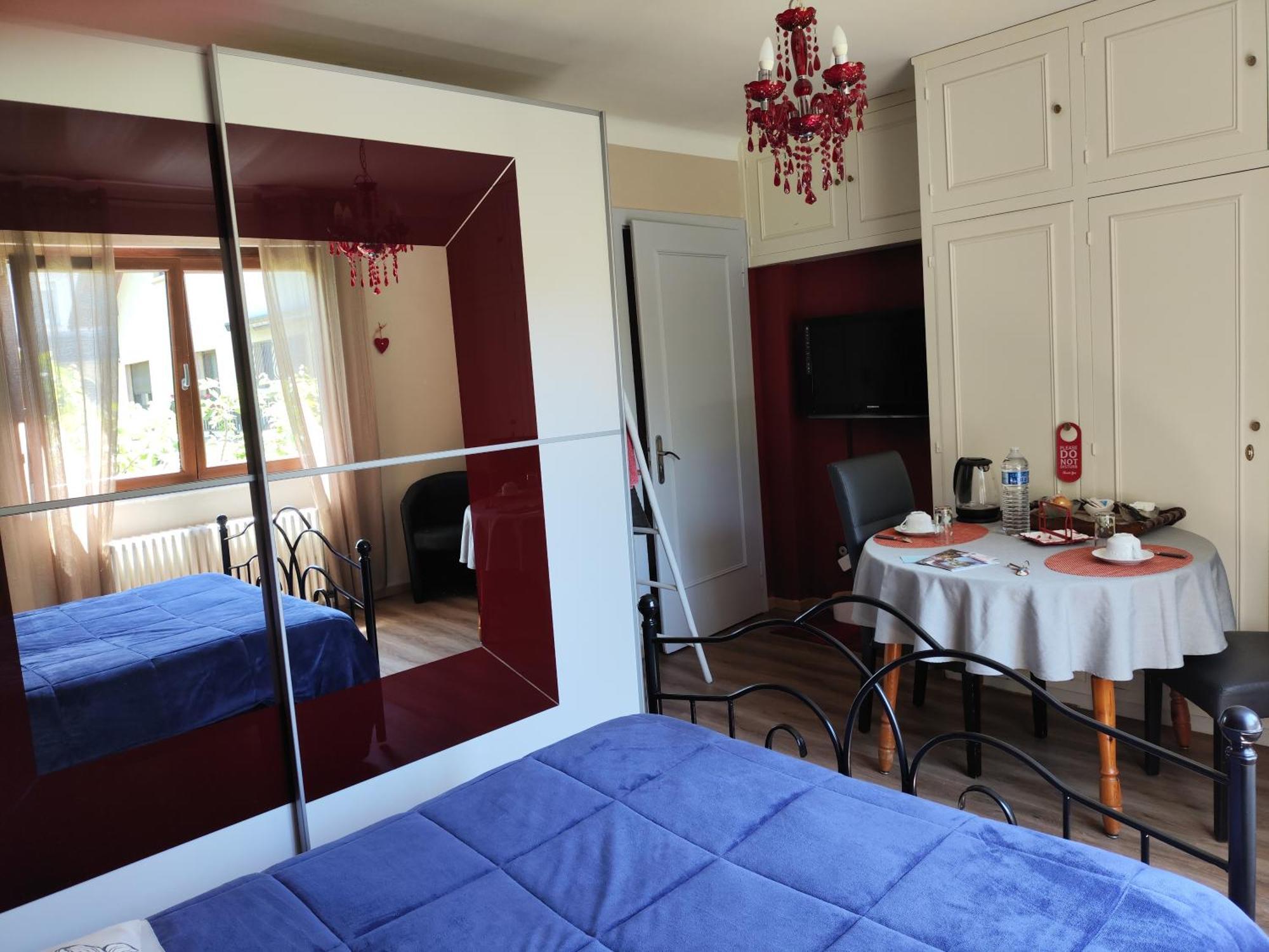 Room,chambre Privee Chez L'habitant,parking Voiture Devant La Maison,garage Moto Et Velo Colmar